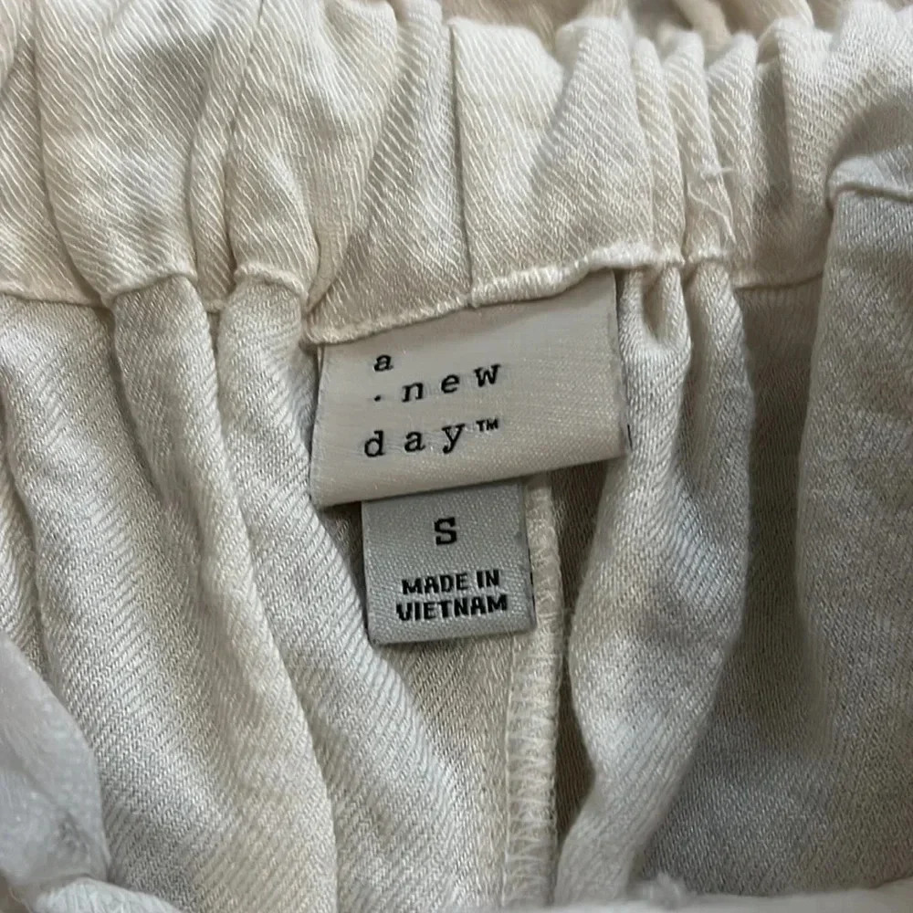 A New Day High Rise Paper Bag Shorts Cream Small. Clean! - Picture 5 of 6